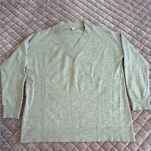 Retro GAP Women's V-Neck Sweater in Light Gray